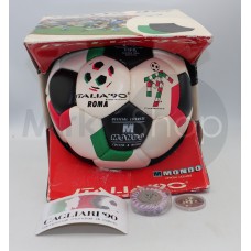 Italia 90 pallone ufficiale cucito a mano con medaglia spilla ed adesivo Cagliari Campionati Mondiali di Calcio 